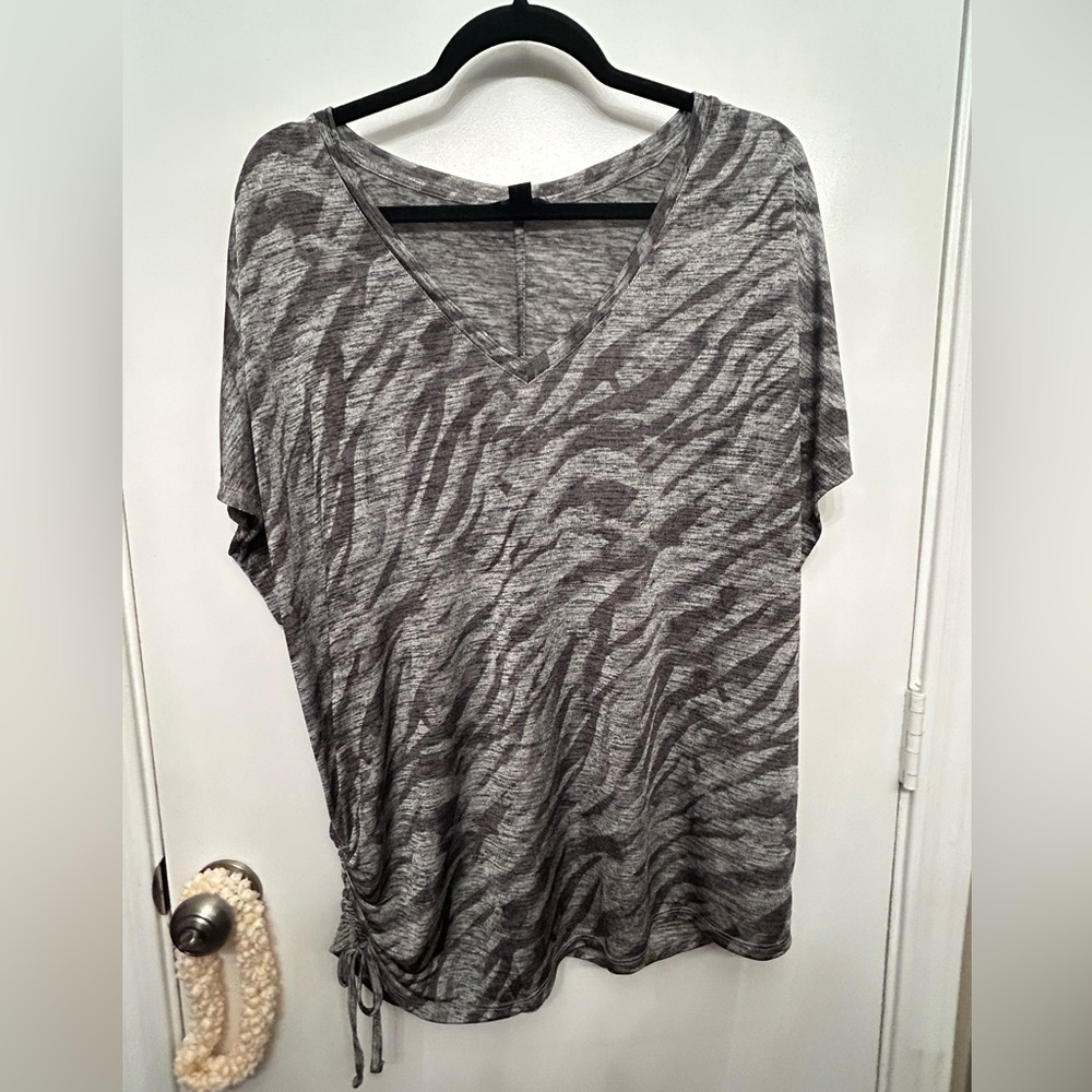 Simply Vera Wang tunic top gray animal print side tie size XXL
